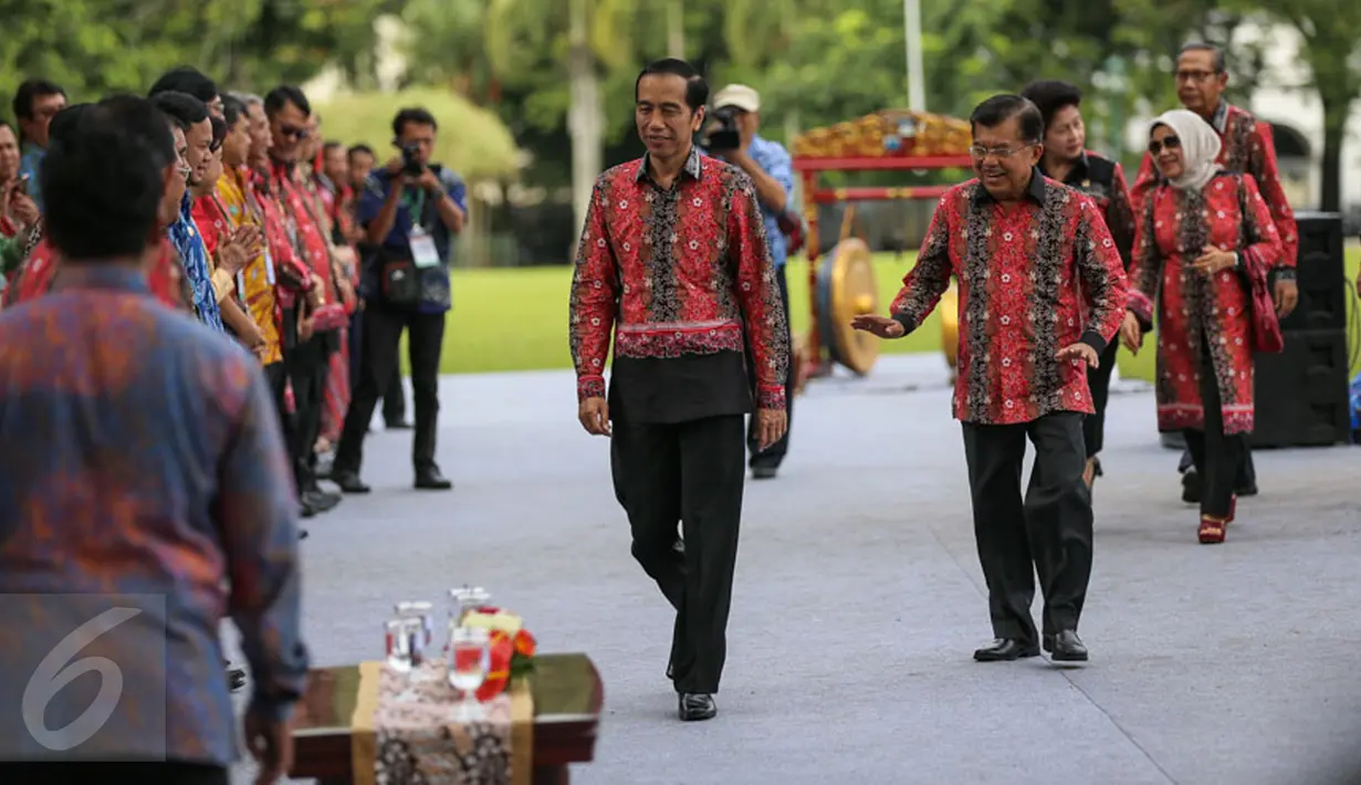 Presiden Jokowi dan Wapres Jusuf Kalla menghadiri upacara penganugerahan di Istana Bogor, Jumat (18/12). Di acara itu, 893 orang yang telah melakukan 100 kali donor darah mendapat Tanda Kehormatan Satyalencana Kebaktian Sosial (Liputan6.com/Faizal Fanani)