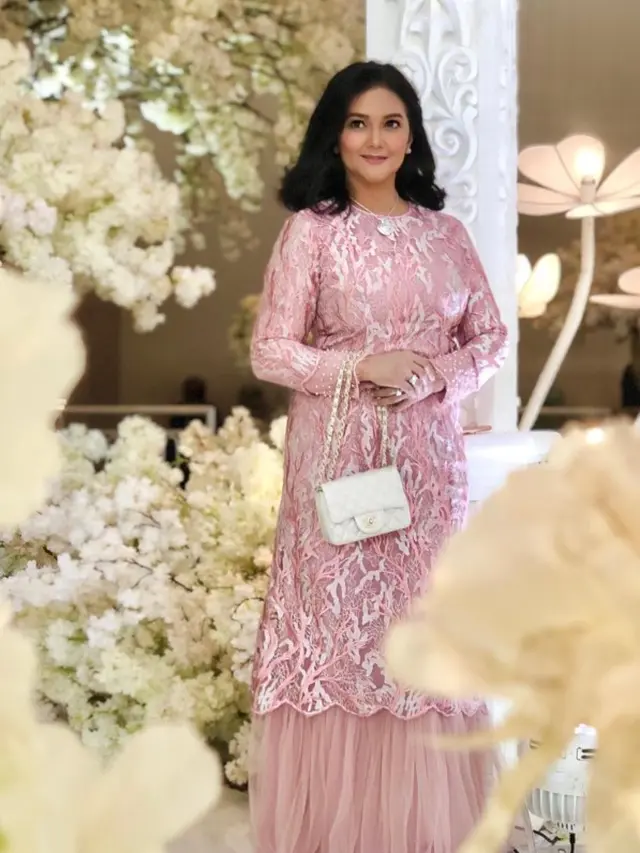 Inspirasi Gaya Rambut Terurai Bella Saphira saat Kondangan