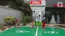 Petugas berdiri di dekat mesin Stasiun Pengisian Kendaraan Listrik Umum atau (SPKLU) di SPBU Pertamina Fatmawati, Jakarta, Minggu (13/12/2020). PT Pertamina (Persero) telah melakukan softlaunching SPKLU komersial di Jakarta. (Liputan6.com/Herman Zakharia)