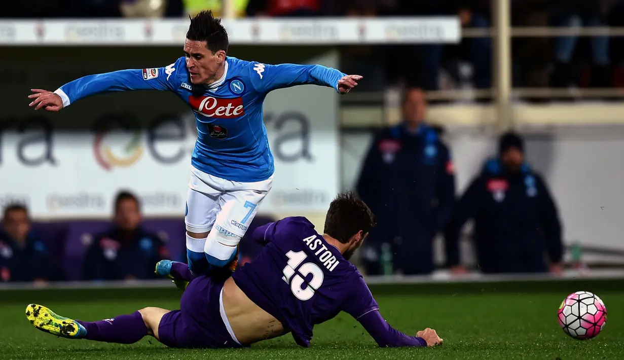 Pemain Napoli, Jose Maria Callejon(kiri), berebut bola dengan pemain Fiorentina, Davide Astori, dalam laga Serie A Italia di Stadion Artemio Franchi, Firenze, Selasa (1/3/2016) dini hari WIB. (AFP/Alberto Pizzoli)
