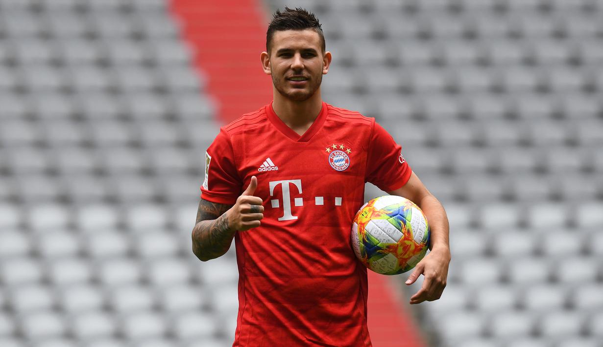 6. Lucas Hernandez (Bayern Munchen) - Mampu bermain sebagai bek tengah dan kiri menjadi keunggulannya dibanding bek muda lainnya. Tak heran jika raksasa Jerman rela menggelontorkan dana 80 juta euro untuk memboyongnya dari Atletico Madrid. (AFP/Christof Stache)