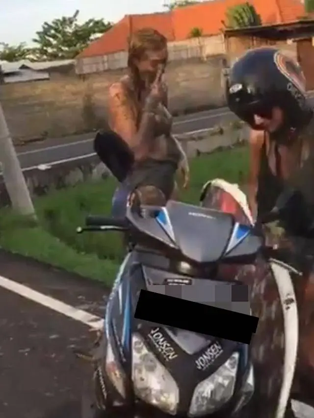 8 Potret Tingkah Kocak Bule saat Liburan di Indonesia Ini Viral