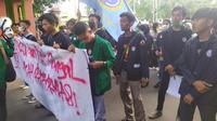 Mahasiswa berorasi di depan gedung Pemerintah Kota Bekasi mendesak pemenuhan target RTH yang masih minim. (Foto: Liputan6.com/Bam Sinulingga)