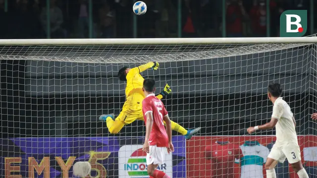 Foto: Aksi Heroik Cahya Supriadi Saat Selamatkan Gawang Timnas Indonesia U-19 dari Gempuran Thailand di Piala AFF U-19