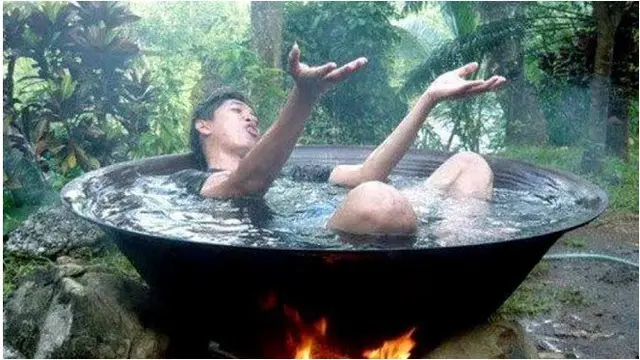 6 Potret Absurd Orang Bersantai di Air, Tempatnya Bikin Was-Was