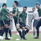 Pemain Indonesia melakukan sesi latihan di Stadion Wibawa Mukti, Jawa Barat, Jumat (02/11/2018). Latihan tersebut dalam rangka persiapan jelang laga Piala AFF 2018.  (Bola.com/M Iqbal Ichsan)