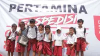 Senyum cerah anak anak SD Negeri Gombong 4 setelah mereka menerima sepatu dari Pertamina,  dalam program Pertamina Expedisi Setapak 2018 tersebut dibagikan 3200 sepatu untuk 10 SD yang ada di Banten