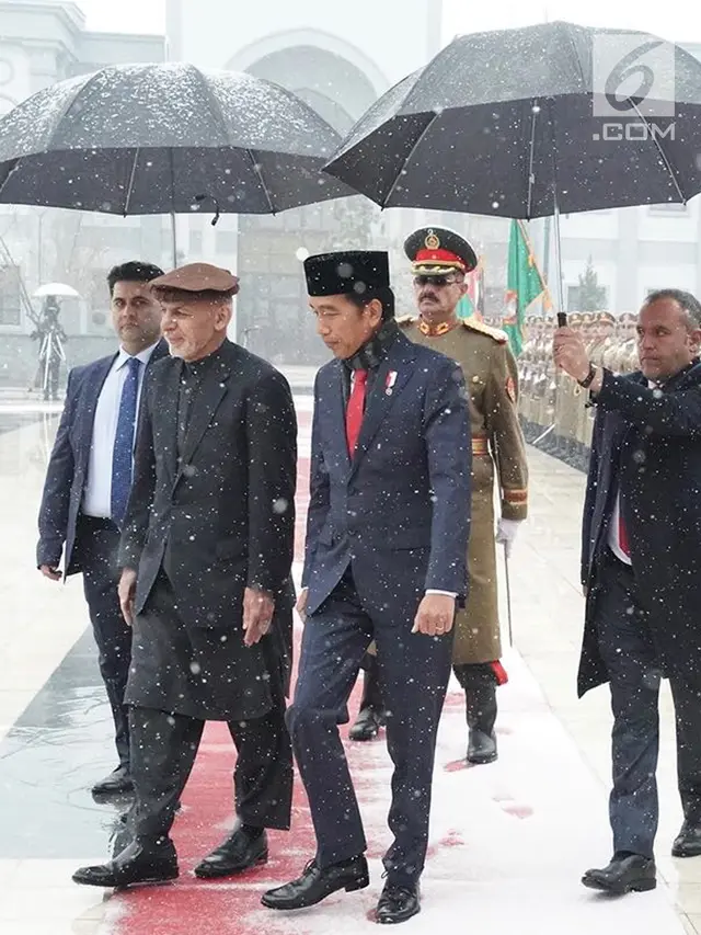 Disambut Hujan Salju, Jokowi Tiba di Afghanistan Setelah Ledakan