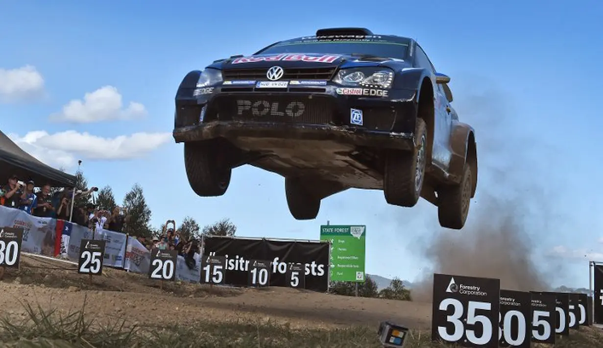 Pereli Prancis, Sebastien Ogier,  terbang saat beraksi di Reli Australia di dekat Coffs Harbour, Australia., Minggu (13/9/2015). (AFP Photo/William West)