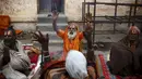 Orang suci dalam kepercayaan Hindu atau disebut sadhus berdoa di Kuil Pashupatinath, Kathmandu , Nepal, (6/3). Para Sadhus merayakannya dengan berdoa , merokok ganja atau mengolesi tubuh mereka dengan abu . (REUTERS / Navesh Chitrakar)