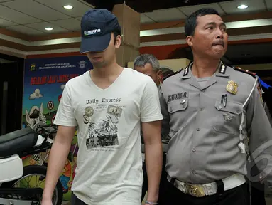 Pengemudi Mistsubshi Outlander maut, Christopher Daniel Sjarief, yang ditahan di tahanan Dirlantas Polda Metro dibawa menuju tahanan Kejaksaan Negeri Jakarta Selatan, Kamis (16/4/2014). (Liputan6.com/Johan Tallo)