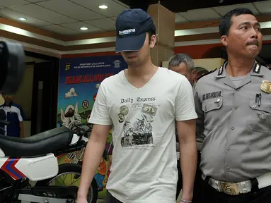 Pengemudi Mistsubshi Outlander maut, Christopher Daniel Sjarief, yang ditahan di tahanan Dirlantas Polda Metro dibawa menuju tahanan Kejaksaan Negeri Jakarta Selatan, Kamis (16/4/2014). (Liputan6.com/Johan Tallo)