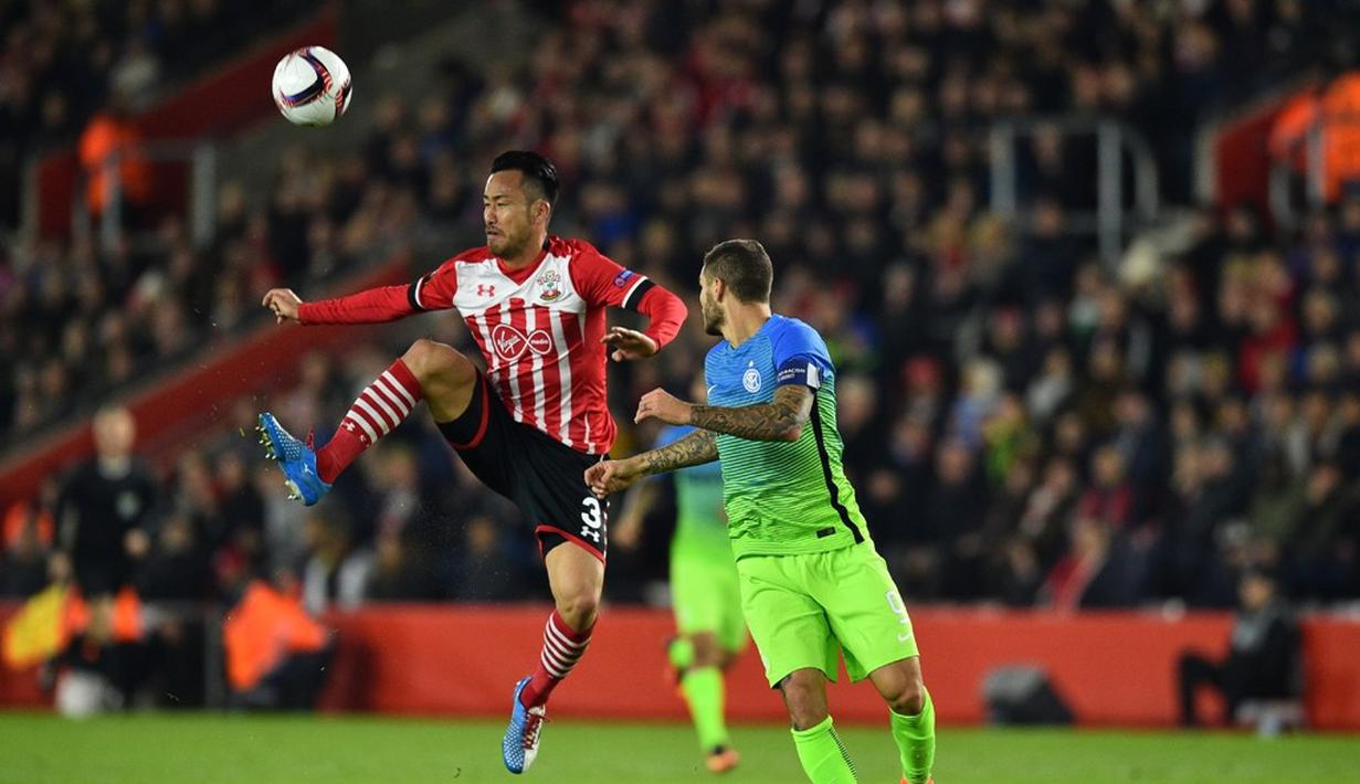 Pemain Inter Milan, Mauro Icardi, berebut bola dengan pemain Southampton, Maya Yoshida, pada laga Grup K Liga Europa di Stadion St Mary's, Jumat (4/11/2016) dini hari WIB. (AFP/Glyn Kirk)