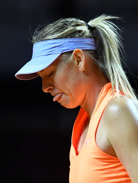 Ekspresi Maria Sharapova saat melawan Roberta Vinci dalam pertandingan putaran pertama Grand Prix WTA di Stuttgart, Jerman (26/4). Sharapova sebelumnya terkena hukuman larangan bertanding akibat terjerat kasus doping. (AFP Photo/Thomas Kienzle)