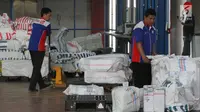 Pekerja memilah paket barang untuk dikirim ke berbagai daerah di gudang logistik TIKI, Bandara Soekarno-Hatta, Kamis (18/5). Pengiriman logistik di Ramadan dan Lebaran 2017 diprediksi akan mengalami peningkatan hingga 50 persen (Liputan6.com/Angga Yuniar)