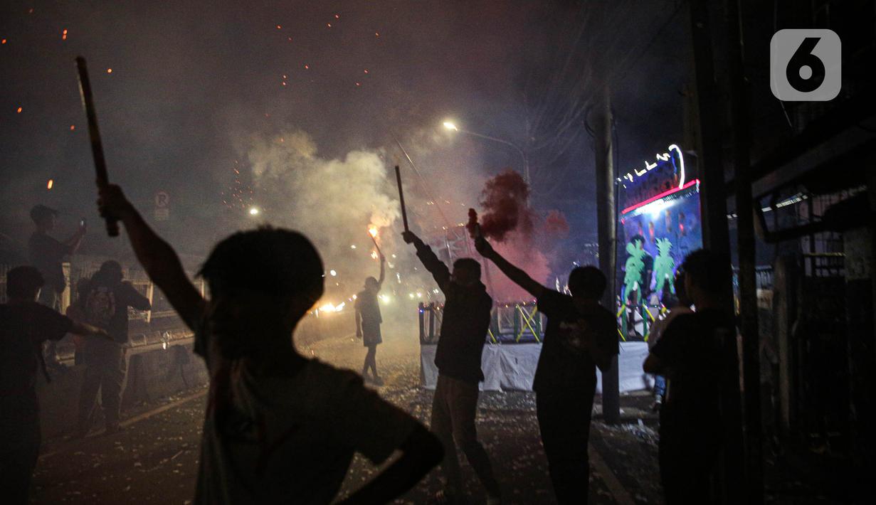 Beberapa warga menabuh bedug sambil menggemakan takbir. (Liputan6.com/Faizal Fanani)