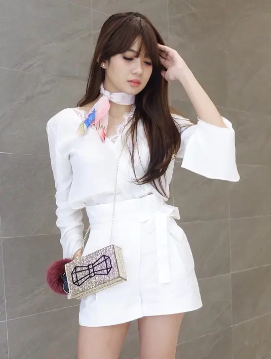 Akrab disapa Adiez, perempuan yang satu ini hobi banget pamer kakinya yang jenjang dengan mengenakan busana mini. Seperti ini contohnya, Adiez  cantik banget dengan mini dress putih dan scarf di lehernya. (Instagram/adieztyfersa)