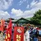 Ratusan buruh PT San Xiong Steel unjuk rasa di depan kantor Disnaker Lampung. Foto: (Liputan6.com/Ardi)