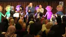 Pendiri MPATI, Gayatri Pamoedji (kedua kiri) menerima cenderamata usai seminar Penanganan Autisme yang diselenggarakan Yayasan Pundi Amal Peduli Kasih, Jakarta, Rabu (7/8/2019). Seminar bertema Kunci Agar Murid Autis Sukses di Sekolah Menengah dan Universitas. (Liputan6.com/Helmi Fithriansyah)