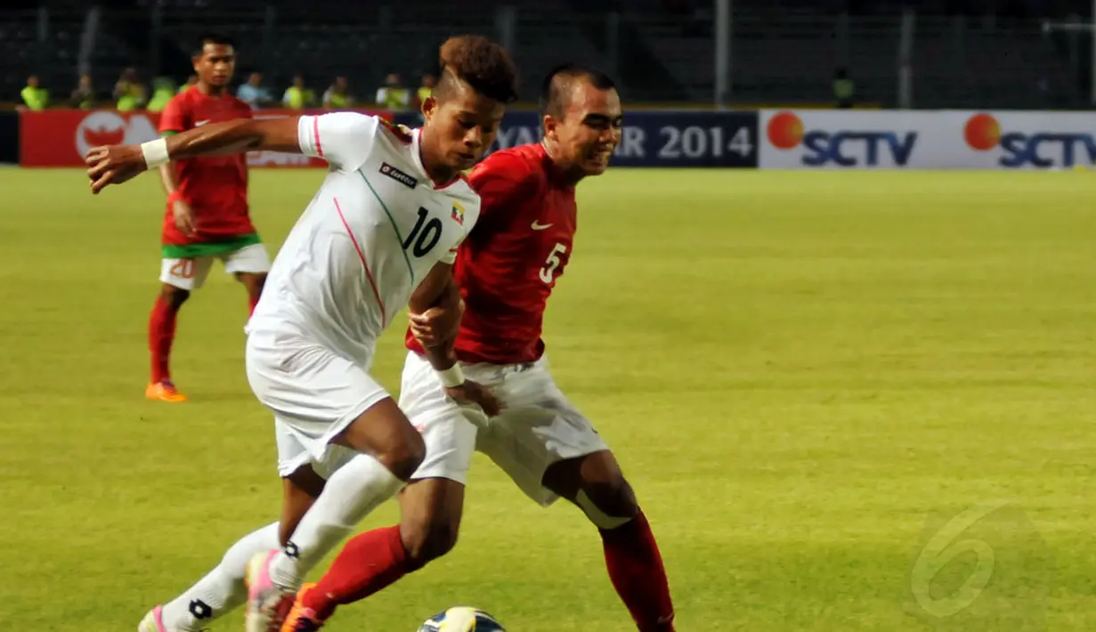 Bek Timnas Indonesia U-19, M Fatchurochman (kanan) mencoba menahan Shine Thura (Myanmar) saat berlaga di Stadion GBK Jakarta, (5/5/2014). (Liputan6.com/Johan Tallo)