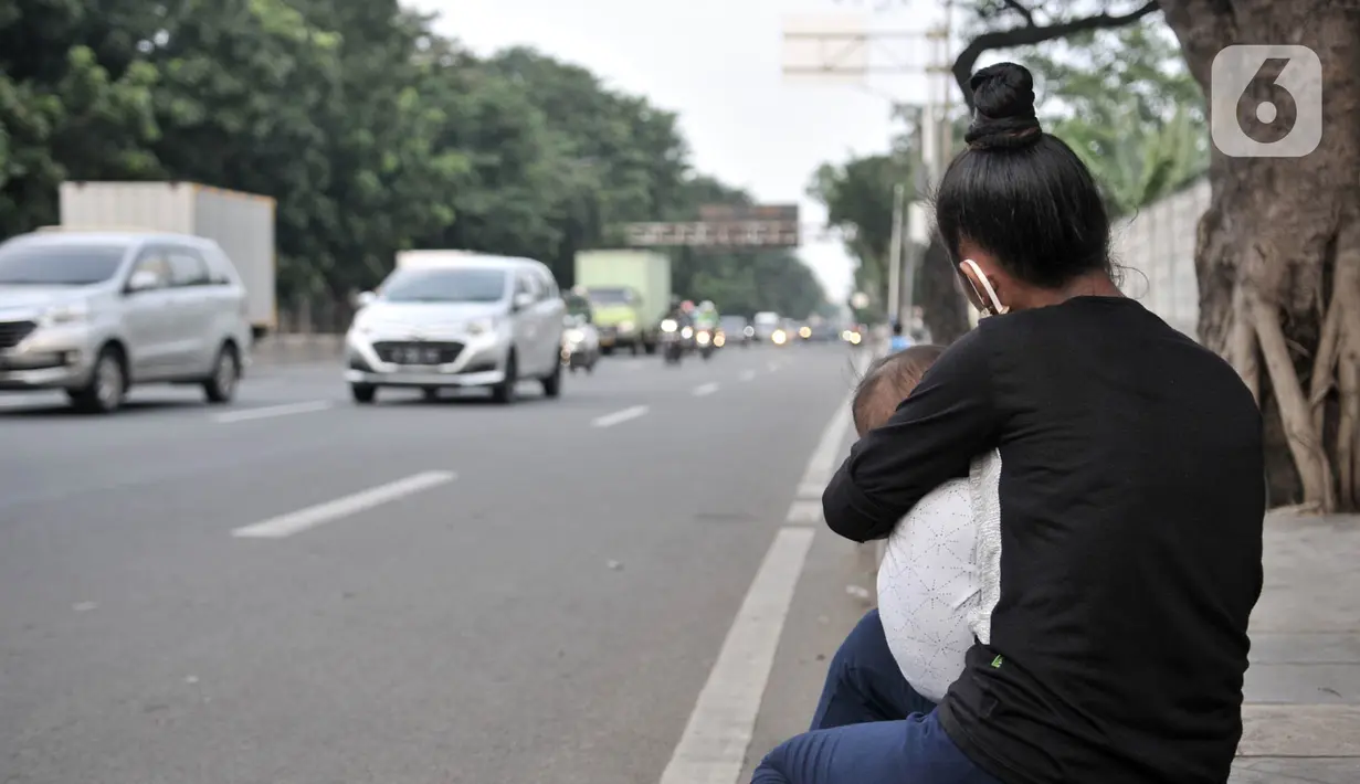 Penyandang Masalah Kesejahteraan Sosial (PMKS) menunggu warga memberikan sedekah di pinggir jalan, Jakarta, Rabu (13/5/2020). Menjelang sore, sejumlah PMKS mulai bermunculan di pinggir jalan raya Ibu Kota. (merdeka.com/Iqbal S. Nugroho)