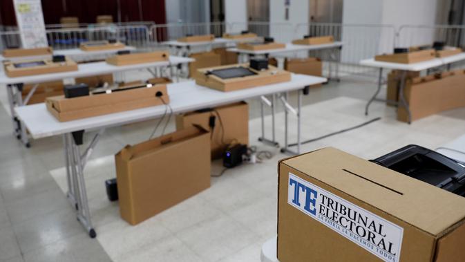 Komputer untuk pemungutan suara digital terlihat selama persiapan pemilihan presiden mendatang di sebuah TPS di Panama City, Panama (3/5/2019). (Reuters/Carlos Jasso)