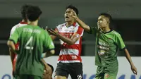 Bek Madura United, Fachrudin Aryanto, saat pertandingan melawan PS TNI pada laga Liga 1 Indonesia di Stadion Pakansari, Bogor, Senin (18/9/2017). Madura United menang 3-2 atas PS TNI. (Bola.com/M Iqbal Ichsan)