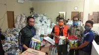 Dinas Sosial (Dinsos) Makassar menyalurkan bantuan paket sembako Covid-19 untuk warga Kota Makassar yang terdampak pandemi (Liputan6.com/ Eka Hakim)
