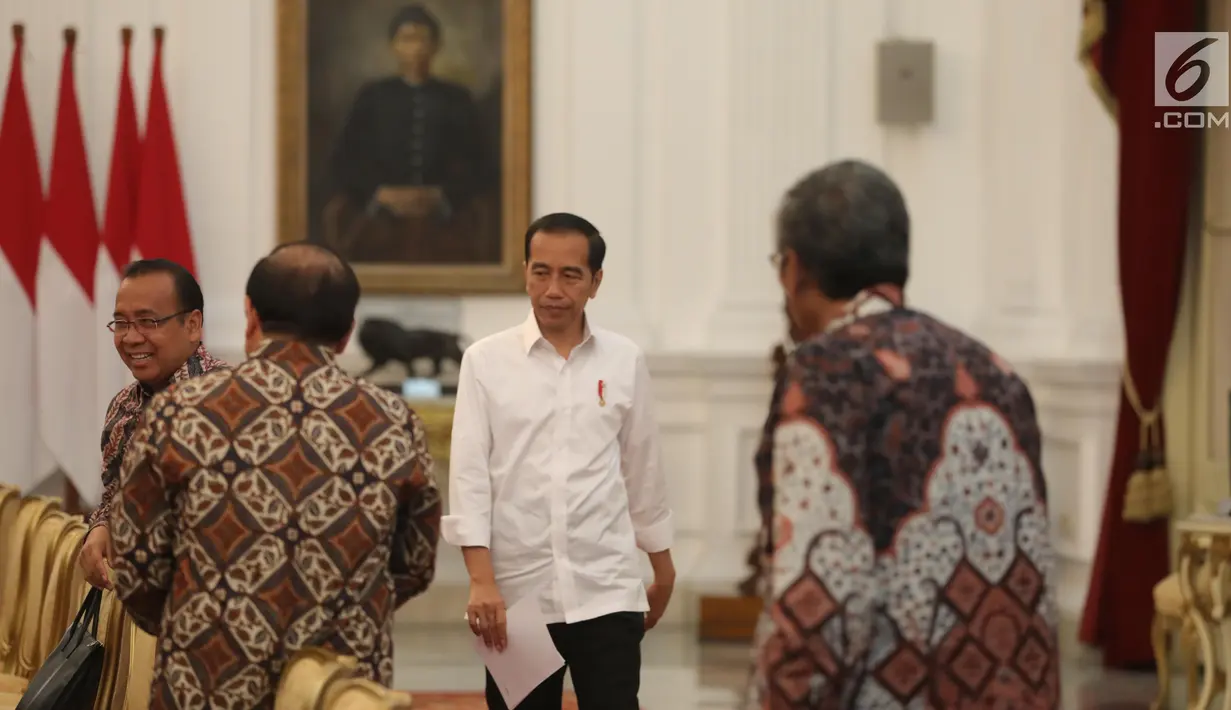 Presiden Joko Widodo (Jokowi) menerima kedatangan Badan Pemeriksan Keuangan (BPK) di Istana Merdeka, Jakarta, Kamis (19/9/2019). BPK menyerahkan Laporan Hasil Pemeriksaan (LHP) dan Ikhtisar Hasil Pemeriksaan Semester (IHPS) periode semester I/2019 kepada Presiden Jokowi. (Liputan6.com/Angga Yuniar)