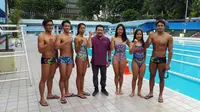 Pelatih Kepala Renang, Marifa Herman Yus, bersama para atlet proyeksi SEA Games 2017 dan Asian Games 2018 di GOR Soemantri, Kuningan, Rabu (15/2/2017). (Bola.com/Zulfirdaus)
