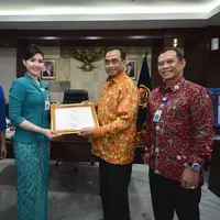 Pramugari garuda Indonesia mendapat penghargaan dari Menhub. (Istimewa)