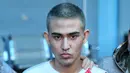 Pada bulan Juli 2017, Axel Mattew Thomas ditangkap pihak kepolisian di Kristal Hotel karena membawa narkoba jenis Happy Five. (Adrian Putra/Bintang.com)