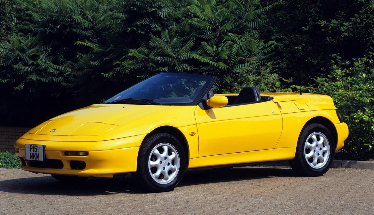 Kia Elan merupakan roadster yang mengambil basis dari Lotus Elan. Ia mulai diproduksi pada tahun 1996 sampai tahun 2000 dan hanya terjual 792 unit saja. (Source: classicandsportscar.com)