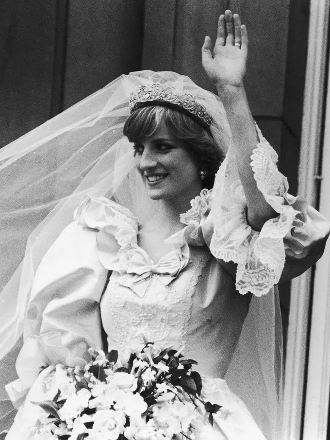 Gaun Pengantin Putri Diana Akan Dipamerkan Setelah Diizinkan Pangeran William dan Pangeran Harry