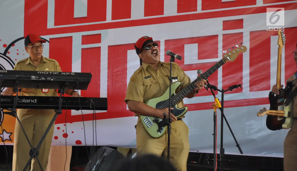 Sejumlah Aparatur Sipil Negara (ASN) mengikuti lomba bernyanyi dengan lipsync di  Halaman Balai Kota Semarang, Senin ( 22/4). Acara yang diikuti oleh sepuluh kelompok dari gabungan ASN yang bekerja di Pemkot Semarang ini turut menyemarakkan HUT Kota Semarang ke-472.  (Liputan6.com/Gholib)