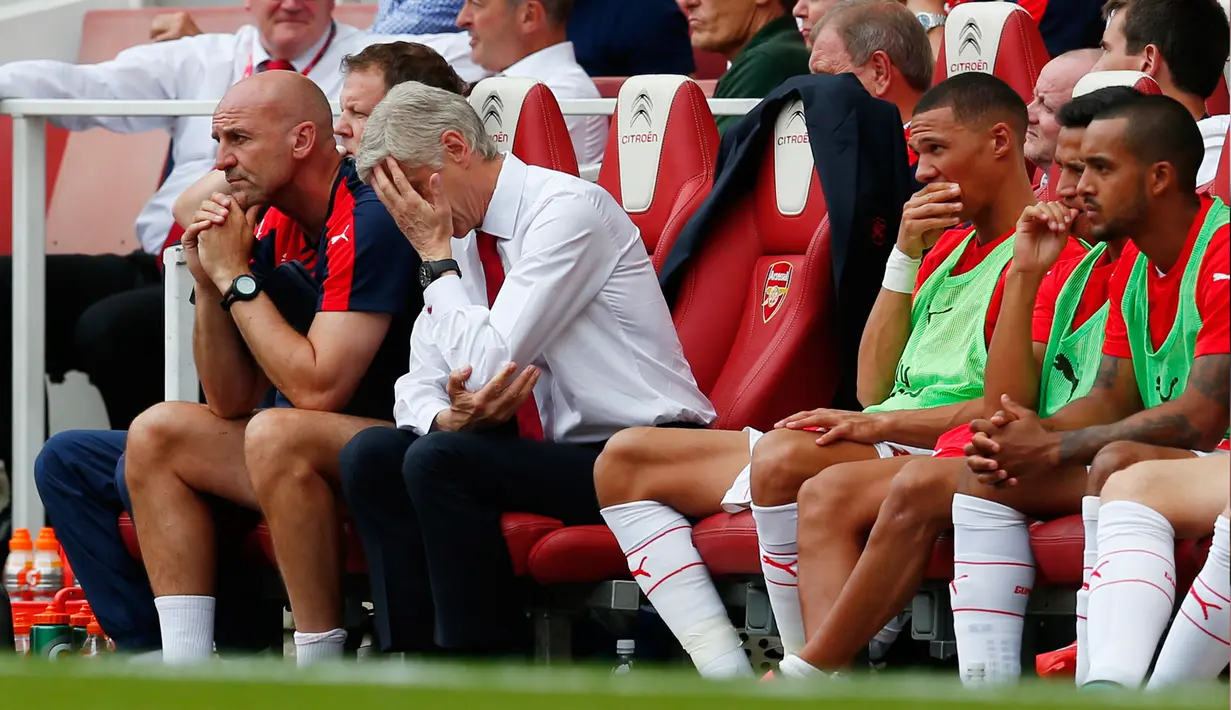 Pelatih Arsenal, Arsene Wanger (kedua kiri) tampak kecewa usai timnya kalah dari West Ham pada pertandingan Liga Primer Inggris di Stadion Emirates, London, (9/8/2015). West ham menang 2-0 atas Arsenal. (Reuters/Eddie Keogh)