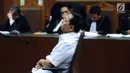 Terdakwa korupsi proyek E-KTP Setya Novanto memejamkan mata saat mengikuti sidang perdana di Pengadilan Tipikor, Jakarta, Rabu (13/12). Sidang mendengarkan pembacaan dakwaan oleh JPU KPK setelah mengalami skors. (Liputan6.com/Helmi Fithriansyah)