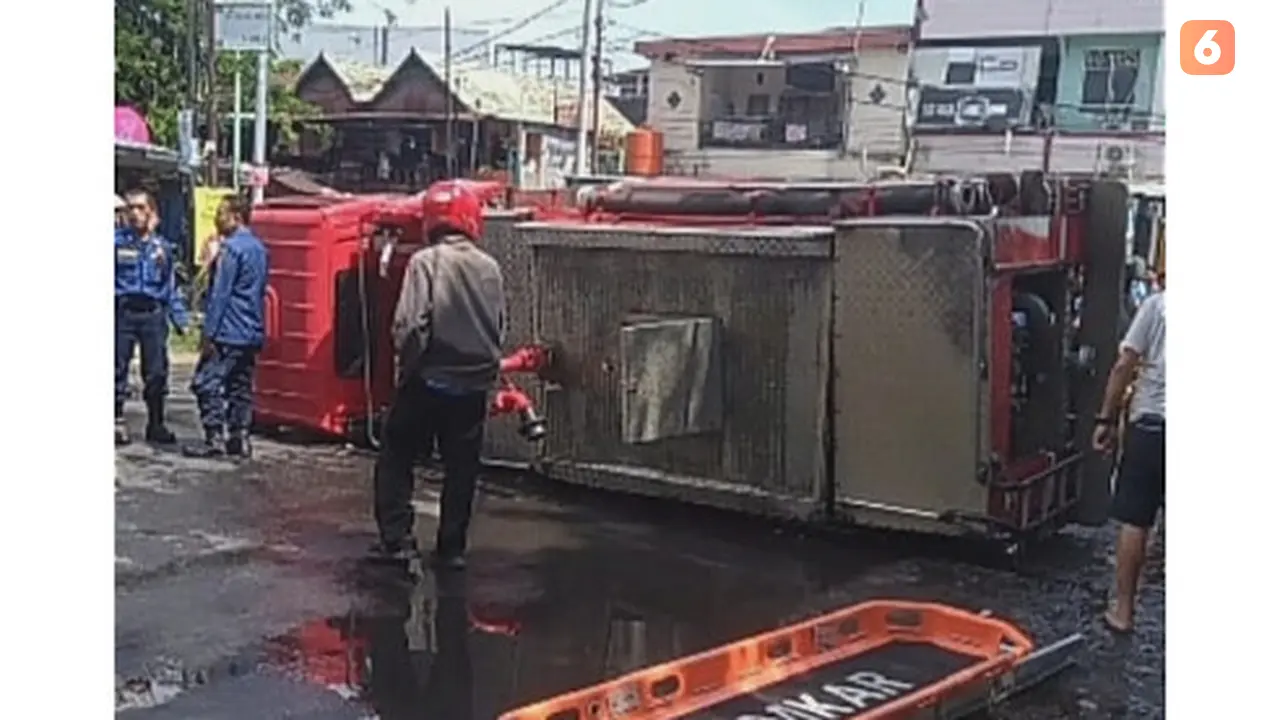 Mobil Damkar Kecelakaan (Liputan6.com/Fauzan)