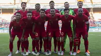 Para pemain Timnas Indonesia foto bersama sebelum melawan Mauritius pada laga uji coba di Stadion Wibawa Mukti, Jawa Barat, Selasa (11/9/2018). Indonesia menang 1-0 atas Mauritius. (Bola.com/Vitalis Trisna)