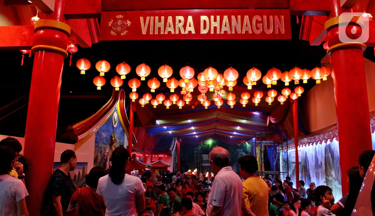 Warga keturunan Tionghoa menyaksikan atraksi barongsai dan liong pada malam Tahun Baru Imlek 2571 di Vihara Dhanagun, Bogor, Jumat (24/1/2020). Atraksi dilakukan  Grup Atraksi Seni Indonesia (GASI) untuk menghibur jemaah yang bersembahyang selama malam Imlek. (merdeka.com/magang/Muhammad Fayyadh)
