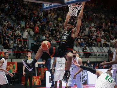 Marques Terrell Bolden berhasil menjadi bintang lapangan saat Timnas Basket Indonesia bersua dengan Timnas Basket Arab Saudi pada matchday pertama Grup A FIBA Asia Cup 2022 di Istora Senayan, Jakarta, Selasa (12/07/2022). (Bola.com/Bagaskara Lazuardi)