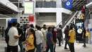 Pengunjung memadati IKEA saat membuka toko pertamanya di Hyderabad, India, Kamis (9/8). Lebih dari 200 pembeli membentuk antrean dan menunjukkan antusiasme mereka dengan dibukanya furnitur asal Swedia tersebut untuk pertama kali. (NOAH SEELAM / AFP)