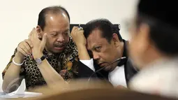 Terdakwa kasus suap Kementerian ESDM dan SKK Migas Sutan Bhatoegana (kiri) berdiskusi dengan kuasa hukumnya disela sidang lanjutan di Pengadilan Tipikor, Jakarta, Kamis (25/6/2015). (Liputan6.com/Helmi Afandi)