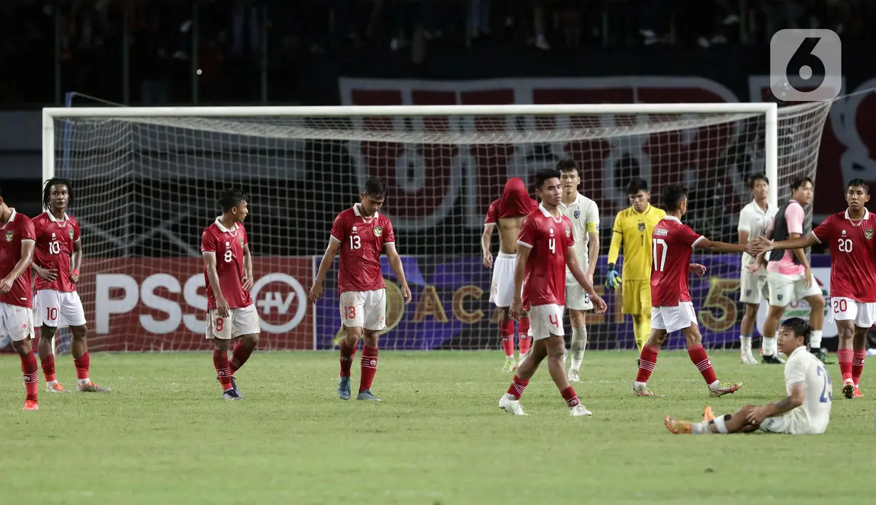 Ekspresi pemain Timnas Indonesia U-19 usai bermain imbang dengan Thailand U-19 pada lanjutan penyisihan grup A Piala AFF U-19 2022 di Stadion Patriot Candrabhaga, Bekasi, Jawa Barat, Rabu (6/7/2022). Beberapa kali Timnas Indonesia U-19 mendapat peluang mencetak gol ke gawang Thailand U-19. (Liputan6.com/Helmi Fithriansyah)