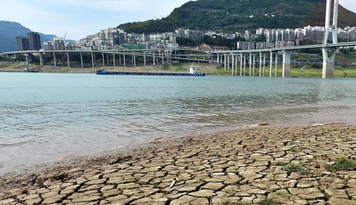 Dasar sungai yang kering terlihat setelah permukaan air turun di Sungai Yangtze, Yunyang, Kotamadya Chongqing, China, 16 Agustus 2022. Suhu tinggi yang tidak biasa dan kekeringan berkepanjangan mempengaruhi sebagian besar wilayah China, mengurangi hasil panen dan persediaan air minum. (Chinatopix Via AP)