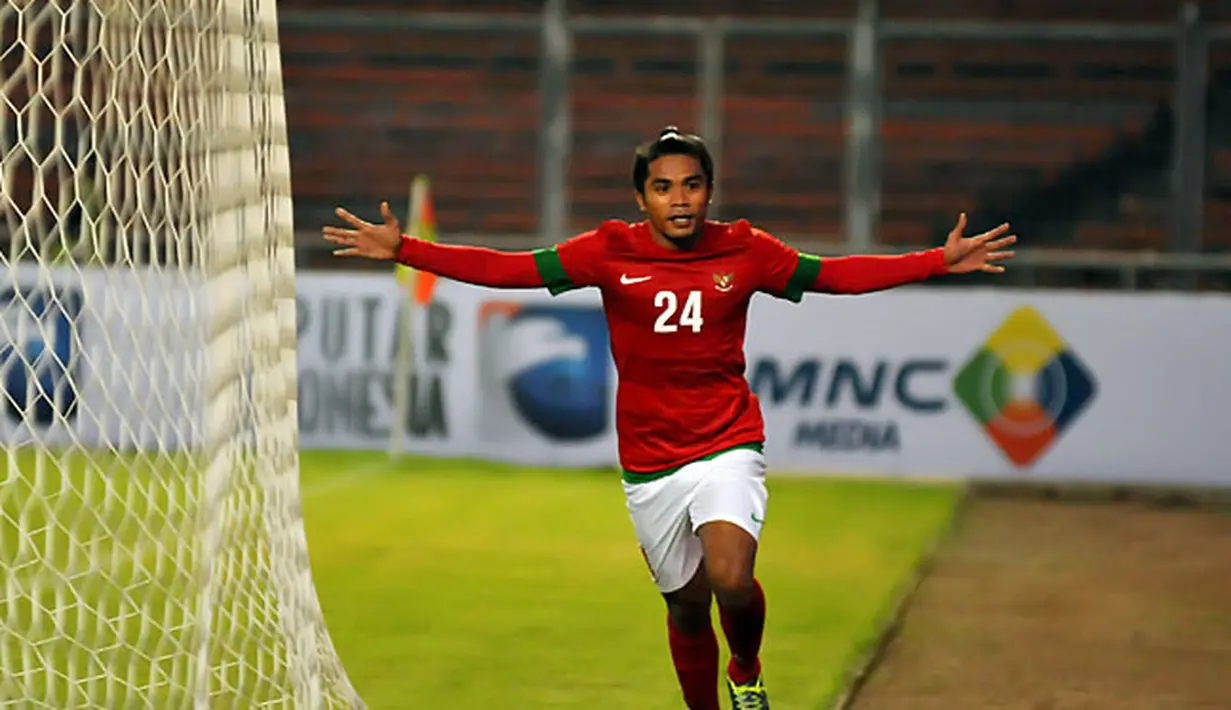 Usai mencetak gol ke gawang Kyrgyzstan, Zulham Manik Zamrun berlari ke pinggir lapangan sambil merentangkan kedua tangannya (Liputan6.com/ Helmi Fithriansyah)