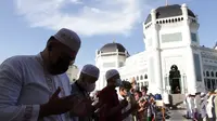 Masyarakat antusias ikuti Salat Idul Fitri di Masjid Raya Al Mashun Medan
