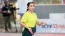 Selebritas Nagita Slavina pada laga tenis nomor ganda campuran Turnamen Olahraga Selebriti Indonesia (TOSI) yang digelar di GOR UNJ, Jakarta, Sabtu (15/07/2023). Gigi, sapaan Nagita Slavina, yang berpasangan dengan Ritchie Ismail atau dikenal sebagai Jeje Govinda kalah dari pasangan Gege dan Ibnu Jamil dua set langsung  (5-7, 6(2)-7(7)). (Bola.com/Abdul Aziz)
