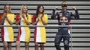 Daniel Ricciardo mampu membuat penampilan impresif pada Formula 1 2014, dimana dirinya berhasil mengakhiri musim dengan finis di urutan ketiga. Tampil bersama Red Bull, pebalap asal Australia tersebut berhasil meraih tiga kemenangan, salah satunya di F1 GP Belgia. Ricciardo berhasil menjadi yang pertama melewati garis finis disusul Nico Rosberg dan Valtteri Bottas. (AFP/John Thys)