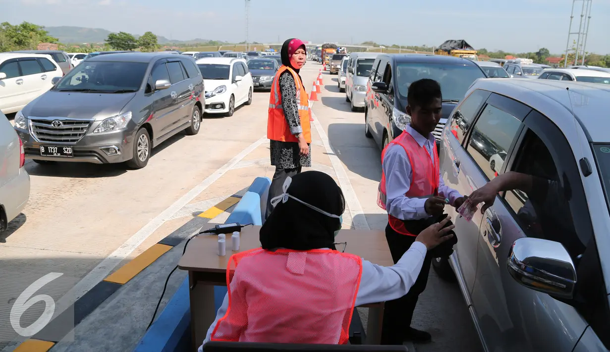 Petugas melayani pemudik di gerbang Tol Palimanan, Jawa Barat, Selasa (14/7/2015). Hingga H-3 jelang lebaran 2015 pemudik sudah mulai memadati tol Cipali. (Liputan6.com/Herman Zakharia)